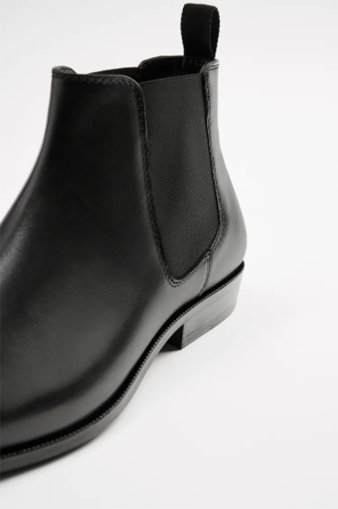 POINTED TOE CHELSEA BOOTS